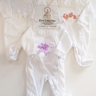 Macacões brancos para bebé com laços coloridos e gola de renda