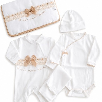 Conjunto de roupa de bebé branco com detalhes beige e bordado