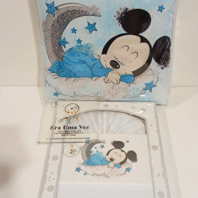 Conjunto infantil com almofadas e saco com desenho de Mickey Mouse a dormir em nuvem azul
