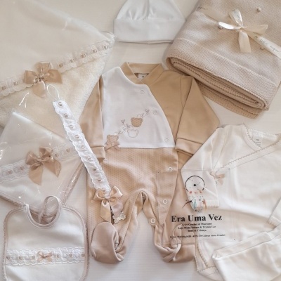 Conjunto de roupa e acessórios para bebé bege e branco com urso bordado e etiqueta Era Uma Vez