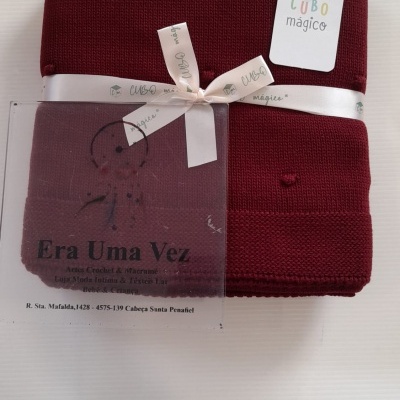 Manta vermelha em malha com etiqueta e fita CUBO mágico