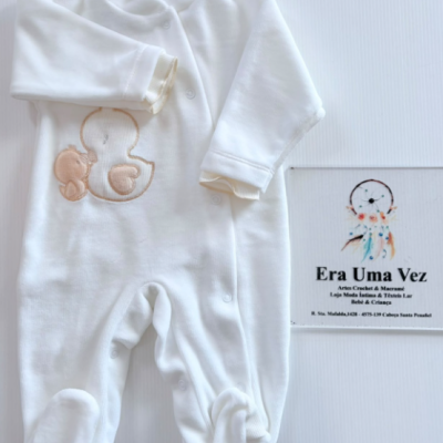 Pijama branco de bebé com bordado de pato e cartão com texto da loja