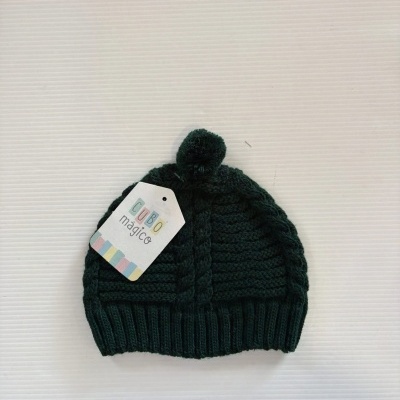 Gorro de malha verde escuro com pompom e etiqueta com texto CUBO mágico