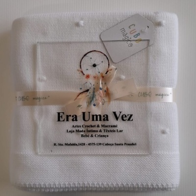 Manta branca de algodão com rótulos e fita de embalagem