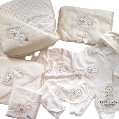 Conjunto de roupa para bebé com ursinho bordado, em branco e bege