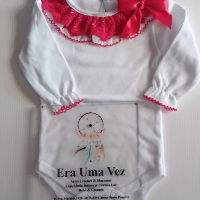 Body de bebé branco com gola vermelha em renda e laço, em fundo branco com embalagem