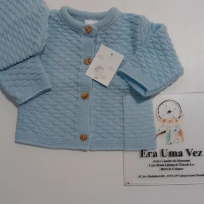 Casaco de malha azul claro para bebé com botões de madeira