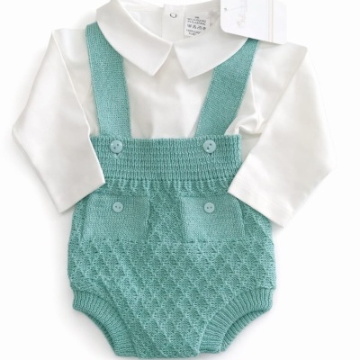 Macacão de bebé branco e verde água com alças e bolsos com botões.