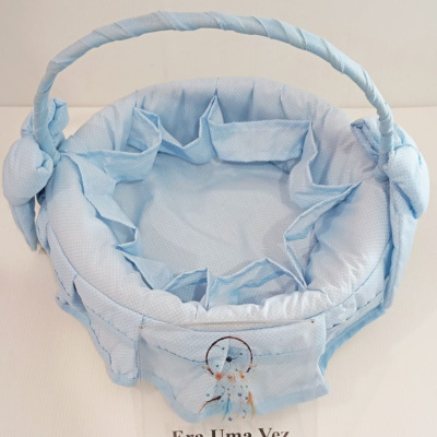 Cesta acolchoada azul claro com alça e laços laterais