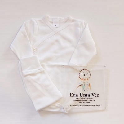 Body branco de bebé com manga comprida e flyer com texto e imagem ao lado