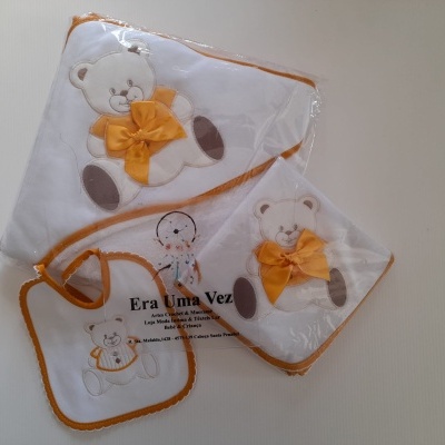 Conjunto para bebé com toalha, babete e fralda com ursinho bordado e laço laranja