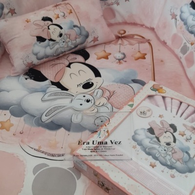Roupa de bebé rosa com estampa da Minnie adormecida numa nuvem com coelho e estrelas