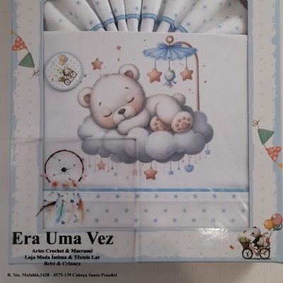 Conjunto de têxteis para bebé com urso a dormir e padrão de estrelas azuis na embalagem