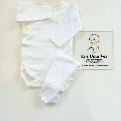 Body branco para bebé ao lado de placa com texto e ilustração