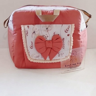 Mala maternidade cor de salmão com bolso floral e laço grande