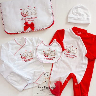 Conjunto de roupa e acessórios para bebé branco e vermelho com bordado de urso e texto