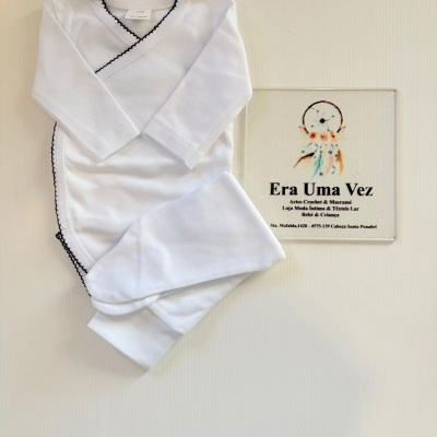Body branco para bebé em algodão com costura preta e placa com texto da loja Era Uma Vez