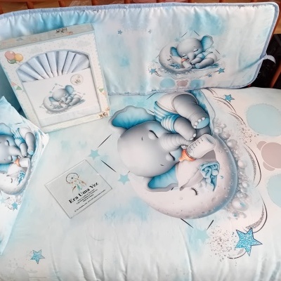 Conjunto de roupa de cama de bebé com elefante azul a mamar