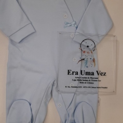 Macacão azul claro para bebé com botões de pressão e laço