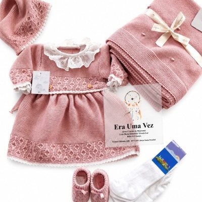 Conjunto de bebé em malha rosa com vestido, sapatinhos, touca, meias e manta com laço creme