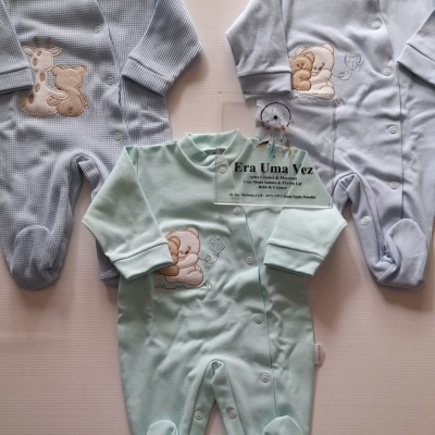 Três pijamas para bebé em tons de azul claro e verde menta com estampados de ursinhos e botões de pressão