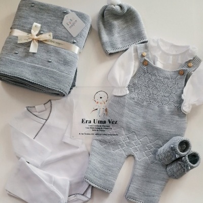 Conjunto de roupa de bebé cinzenta e branca em malha tricotada com manta e etiquetas
