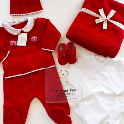 Conjunto de roupa de bebé vermelho em lã com camisa branca e manta