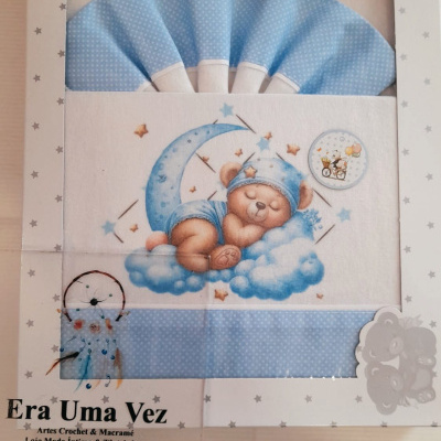 Conjunto de têxteis azuis para bebé com ursinho e nuvens em caixa branca