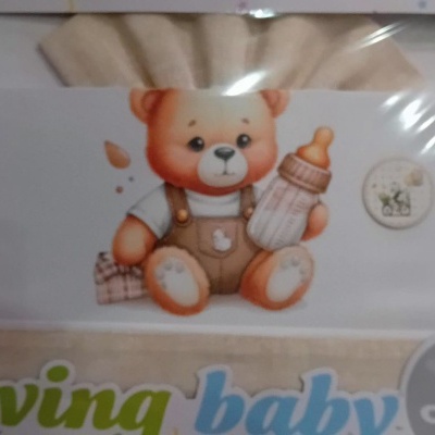 Embalagem com ilustração de ursinho a segurar biberão e texto loving baby