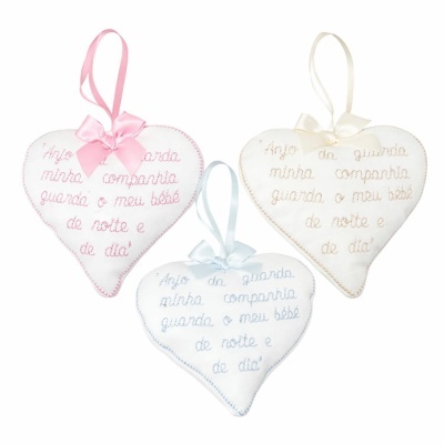 Almofadas decorativas em forma de coração com bordados coloridos e laços