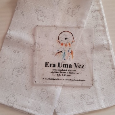 tecido tecido branco com padrão elefantes e etiqueta com apanhador de sonhos e texto ERA UMA VEZ