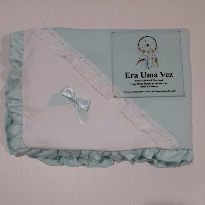 Manta branca e azul claro com laço e renda, etiqueta Era Uma Vez