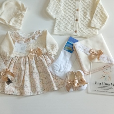 Conjunto de roupa de bebé com vestido, casaco, gorro, meias, sapatinhos, manta e placa com texto