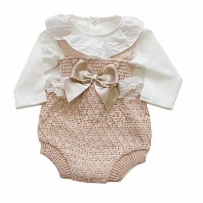 Body de bebé branco com parte inferior rosa tricotada e laço