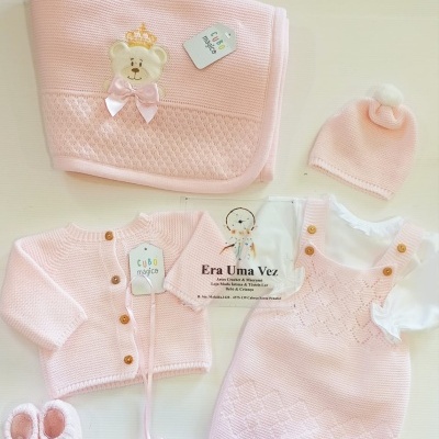 Conjunto de roupa de bebé cor-de-rosa em malha com manta, gorro, casaquinho, calças, sapatinhos e tetina bordada