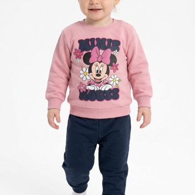 Criança com camisola rosa da Minnie Mouse e calças azuis escuras