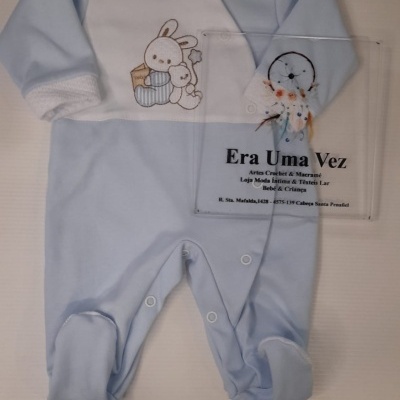 macacão bebé azul claro e branco com bordado de coelho e ursinho