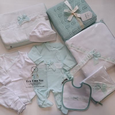 Conjunto de roupa e acessórios para bebé branco e azul-pastel com renda e laços