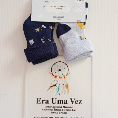 Pack de meias para bebé azuis e cinza clara com padrões de animais e estrelas.