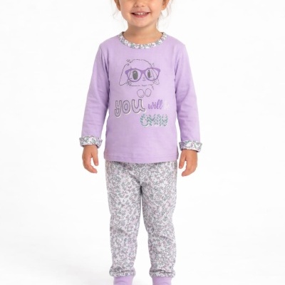 Menina com pijama lilás de coelho e flores