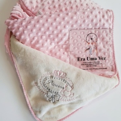 Manta de bebé rosa e creme com bordado Princesa