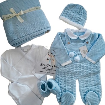 Conjunto de roupa e acessórios para bebé azul claro e branco com etiquetas da marca.