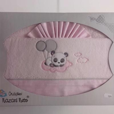 Conjunto de tecido rosa com bordado de panda e balões, em embalagem riscada com texto e preço