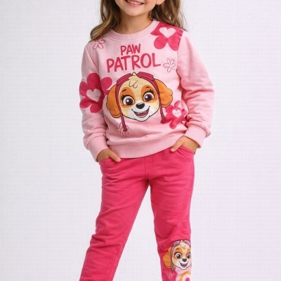 Roupa infantil rosa com personagem da Paw Patrol e sapatos brancos