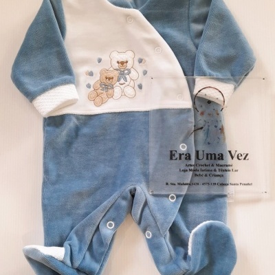 Macacão de bebé azul e branco com bordado de ursinhos.