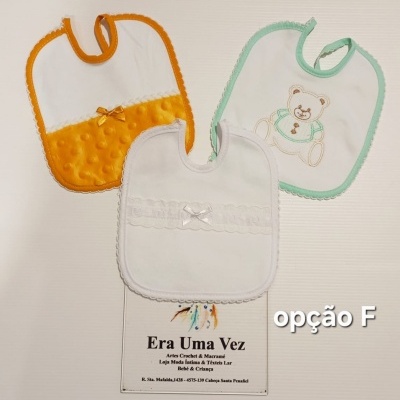 Três babetes para bebé em tecido macio com diferentes cores e bordados