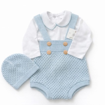 Conjunto de roupa de bebé com body branco e jardineira de malha azul clara com gorro