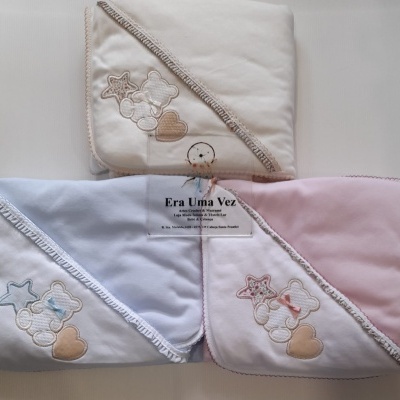 Três mantas de bebé com bordados de ursinhos, estrelas e corações nas cores bege, azul e rosa.