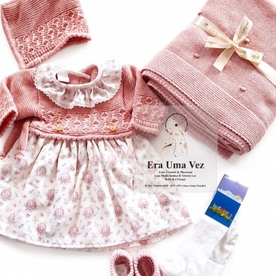 Conjunto de bebé com vestido branco e rosa, capa, manta, meias e sapatinhos em tons rosa e branco