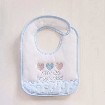 Babete branco com borda azul claro e motivos de corações bordados